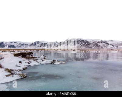Lago ghiacciato con montagne innevate isolato su bianco - Islanda Foto Stock