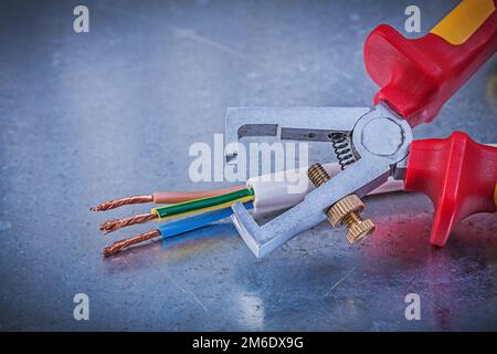 Spelafili elettrici isolanti su sfondo metallico vista orizzontale concetto di elettricità. Foto Stock