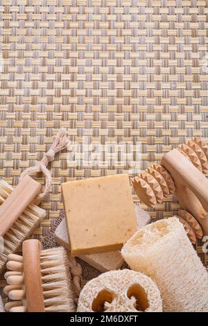 spazzola per unghie con loofah di sapone sulla barra massaggiatore su sfondo in vimini con spazio coperto Foto Stock