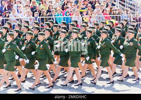 Le donne militari russe stanno marciando alla parata il giorno della Vittoria annuale, 9 maggio 2016 a Samara, Russia. Foto Stock