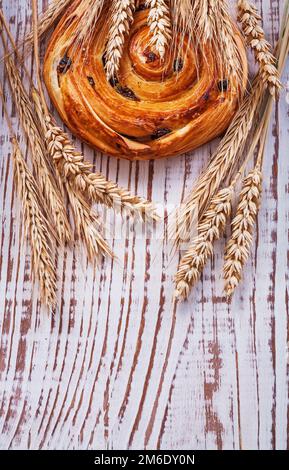 Uva passa mordere spighe di grano su vintage tavola di legno cibo e bevande concetto Foto Stock