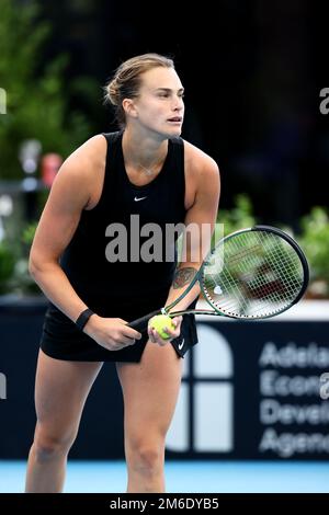 Adelaide, Australia, 4 gennaio 2023. Aryna Sabalenka di Bielorussia serve la palla durante l'Adelaide International tennis match tra Aryna Sabalenka di Bielorussia e Liudmila Samsonova a Memorial Drive il 04 gennaio 2023 ad Adelaide, Australia. Credit: Peter Mundy/Speed Media/Alamy Live News Foto Stock