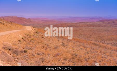 Damaraland. Strada di ghiaia di Palmwag in Namibia. Foto Stock