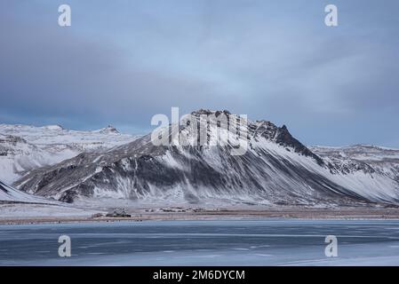 Bellissime montagne coperte di neve con lago di ghiaccio Foto Stock