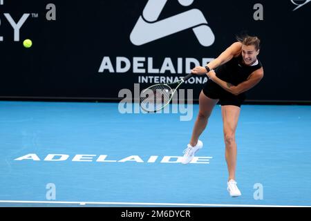 Adelaide, Australia, 4 gennaio 2023. Aryna Sabalenka di Bielorussia serve la palla durante l'Adelaide International tennis match tra Aryna Sabalenka di Bielorussia e Liudmila Samsonova a Memorial Drive il 04 gennaio 2023 ad Adelaide, Australia. Credit: Peter Mundy/Speed Media/Alamy Live News Foto Stock