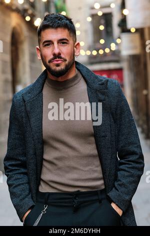 Ritratto verticale di un bell'uomo elegante in strada Foto Stock