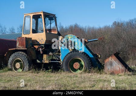 Vecchio bulldozer vintage sul prato di campagna in giorno di sole Foto Stock