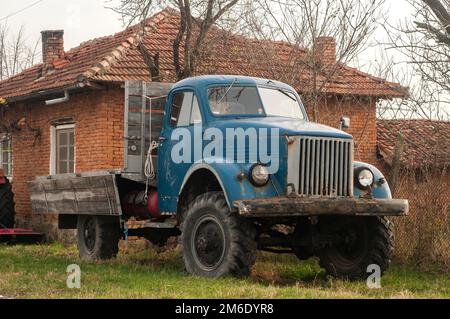 Veicolo d'epoca vicino a casa rurale di campagna Foto Stock
