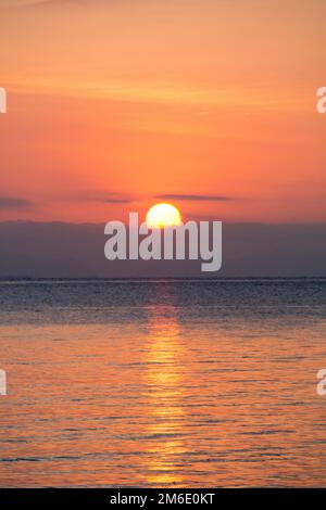 Perhentian Island, Malesia - 15th FEBBRAIO 2015 : Tramonto bella vista spiaggia e barche in Perhentian B. Foto Stock