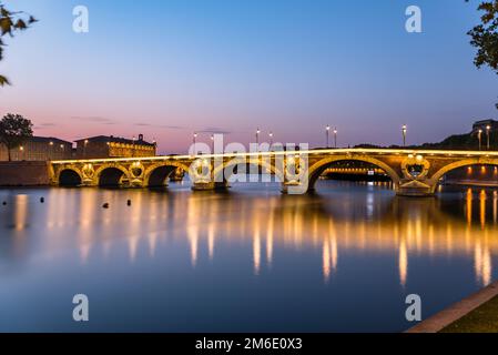 Tramonto nel fiume Garonne e i suoi ponti di Tolosa in Haute-Garonne, Occitania, Francia. Foto Stock