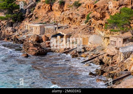 Cala Salada e Saladeta a san Antonio Abad alle Isole Baleari Spagna. Casa tipica per la pesca bo Foto Stock