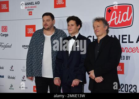 Fabian Narkus (fondatore di Channel Aid) Wincent Weiss und Jean Christophe Spinosi (Dirigent) beim „CHANNEL AID live in Concert by JBL“ in der Elbphilha Foto Stock