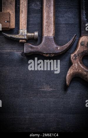 Composizione di utensili da costruzione arrugginiti vintage su legno. Foto Stock