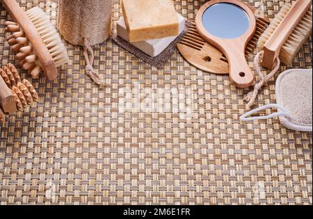 immagine copyapce classico bagno accessori su sfondo vimini Foto Stock