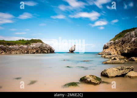 Spiaggia rocciosa in una giornata di sole. Paesaggio costiero, natura selvaggia, piccola baia pittoresca, bella roccia Foto Stock