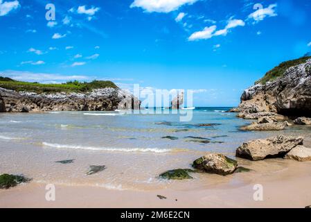 Spiaggia rocciosa in una giornata di sole. Paesaggio costiero, natura selvaggia, piccola baia pittoresca, bella roccia Foto Stock