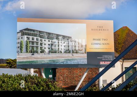 Un cartello pubblicitario per il Residence sul lungomare di Hythe, Kent. Foto Stock