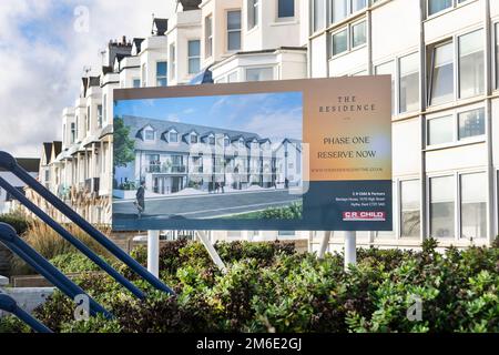 Un cartello pubblicitario per il Residence sul lungomare di Hythe, Kent. Foto Stock