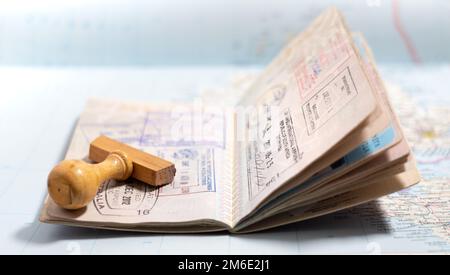 Pagine di passaporto con molti timbri per i visti. Foto Stock