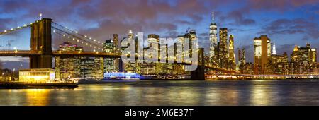 New York City skyline notte Manhattan città Panorama Ponte di Brooklyn World Trade Center Foto Stock