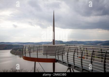 Vista sulla Sky Walk sul lago Biggesee vicino Attendorn, Germania Foto Stock