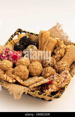 Gulab Gajak Mithai, pista Gazak, Til Patti o Papdi, Til Laddu o Ladoo, Revdi e Rewri di Tilgul, Mungfali, seme di Sesamo, God gelatinoso, Badam e. Foto Stock