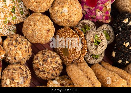 Gulab Gajak Mithai, pista Gazak, Til Patti o Papdi, Til Laddu o Ladoo, Revdi e Rewri di Tilgul, Mungfali, seme di Sesamo, God gelatinoso, Badam e. Foto Stock