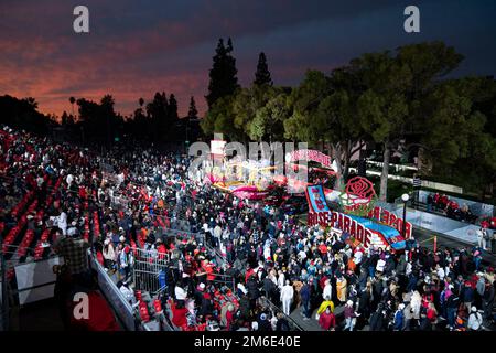 Pasadena, Stati Uniti d'America. 02nd Jan, 2023. La 134th° edizione della Rose Parade si tiene a Pasadena, California, il 2 gennaio 2023. (Foto di Dominick Sokotoff/Sipa USA) Credit: Sipa USA/Alamy Live News Foto Stock