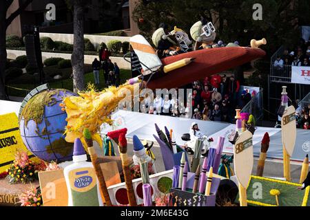 Pasadena, Stati Uniti d'America. 02nd Jan, 2023. La 134th° edizione della Rose Parade si tiene a Pasadena, California, il 2 gennaio 2023. (Foto di Dominick Sokotoff/Sipa USA) Credit: Sipa USA/Alamy Live News Foto Stock