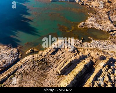 Veduta aerea del paesaggio di una fossa di sabbia parzialmente allagata Foto Stock