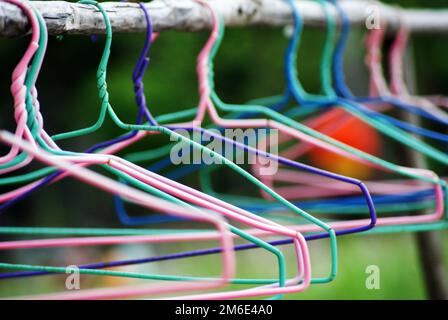 Grucce multicolore per appendere capi di lavanderia o vestiti, immagine ravvicinata Foto Stock