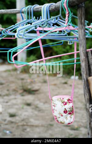 Grucce multicolore per appendere capi di lavanderia o vestiti, immagine ravvicinata Foto Stock