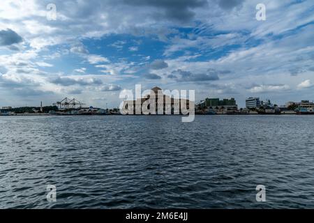 Gli edifici governativi di Sharjah si affacciano sulla Corniche durante l'inverno Foto Stock