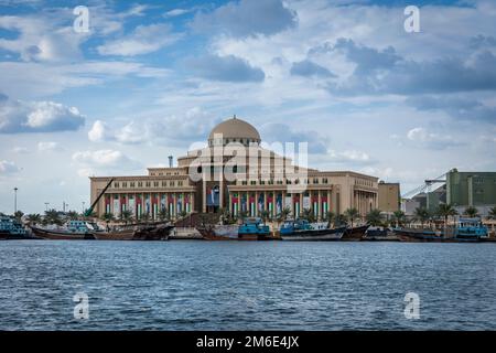 Gli edifici governativi di Sharjah si affacciano sulla Corniche durante l'inverno Foto Stock