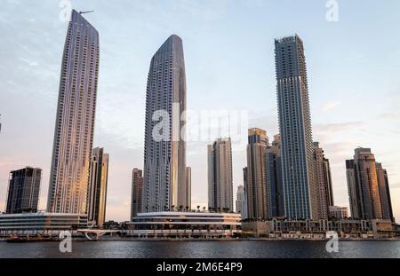 Fiero di Dubai, edifici unici e grattacieli dalla città di Dubai Foto Stock