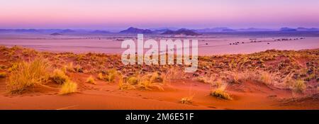 Vista di Sesriem al tramonto dalla cima della duna di Elim in Namibia. Foto Stock