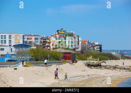 Pomorie, Bulgaria - 09 maggio 2020: La gente cammina lungo la spiaggia Foto Stock