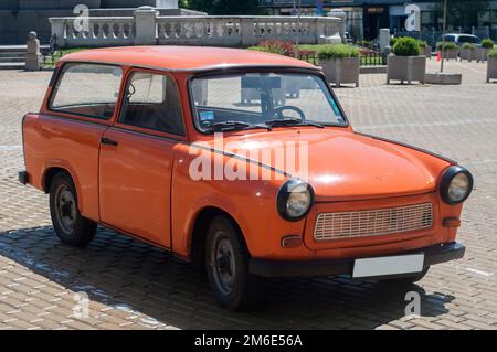 Auto Trabant restaurata in color arancio su strada lastricata Foto Stock