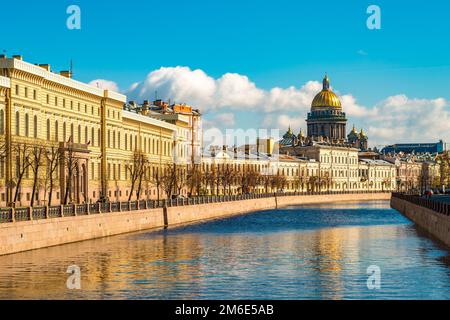 Cattedrale di Sant'Isacco attraverso il fiume Moyka, San Pietroburgo, Russia Foto Stock