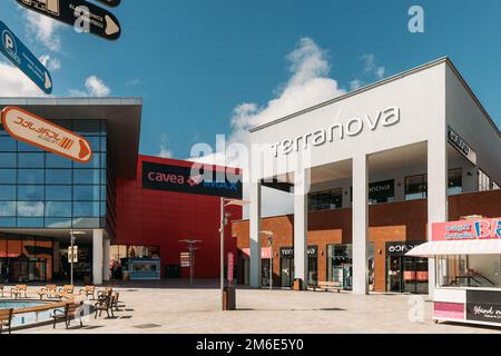 Tbilisi, Georgia - 28 marzo 2022: Architettura minimalista e di classe del centro commerciale e di intrattenimento East Point. Vista esterna sullo shopping moderno Foto Stock