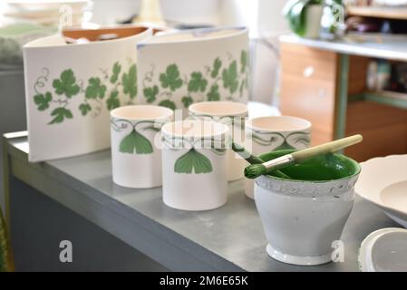 Autentica produzione di porcellana nella famosa fabbrica di porcellana di Meissen Foto Stock