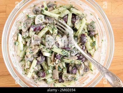 Insalata con maionese. Piatto con verdure fresche, funghi e cipolle. Ingredienti misti, vista dall'alto Foto Stock