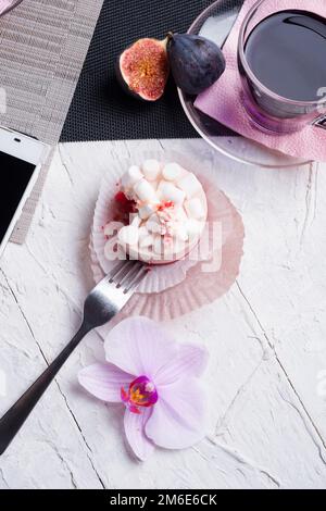 Lo stile di vita e' allestito all'incontro nel cafe'. Blu Tailandese, te' di piselli Butterfly servito con fichi freschi e torta di panna cotta e un pezzo di frutta di ca Foto Stock