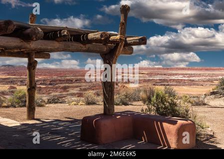 Uno storico dipinto in stile adobe Desert Inn nel Petrified Forest National Park, Arizona, USA. Foto Stock