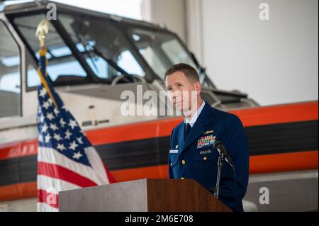 Jason Smith, comandante, settore Houston-Galveston, si ferma mentre consegna le osservazioni ad una cerimonia per un aviatore caduto al Coast Guard Marine Safety Security Team Houston, Texas, 26 aprile 2022. Durante la cerimonia, il personale dell'aeronautica ha presentato la Medaglia dell'Airman alla famiglia di Elia Posana, un aviatore che ha dato la sua vita salvando i cugini da una corrente di strappi a Surfside Beach, Texas, il 2 maggio 2021. Foto Stock