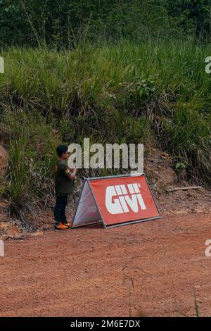 Pahang, Malesia - 24 settembre 2022 Un giovane cameraman sta aspettando il traguardo della gara enduro. Foto Stock