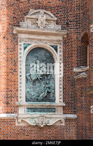 Primo piano bassorilievo su un St. Basilica di Maria sulla piazza principale di Cracovia, Rynek Glowny. Foto Stock