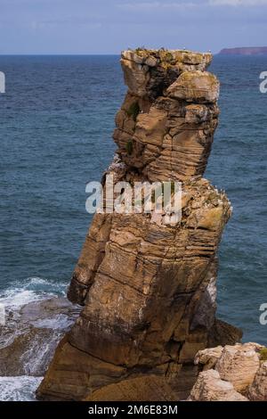 Peniche, Portogallo - formazioni rocciose sulle acque dell'Oceano Atlantico Foto Stock