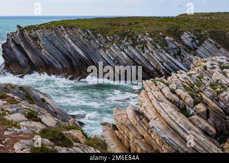 Baleal, Portogallo - formazioni rocciose sulle acque dell'Oceano Atlantico con vegetazione salata Foto Stock