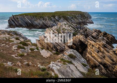 Baleal, Portogallo - formazioni rocciose sulle acque dell'Oceano Atlantico con vegetazione salata Foto Stock